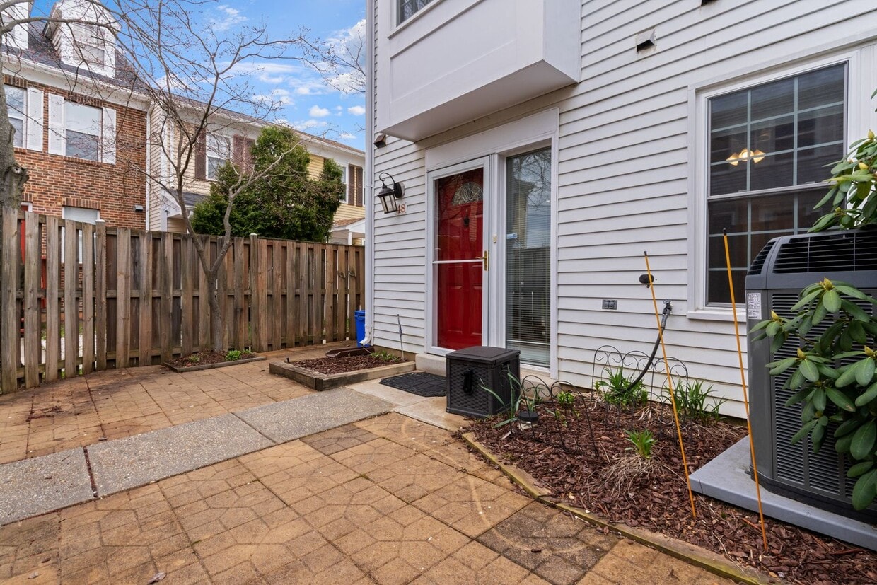 Stunning Silver Spring End Unit TH - Stunning Silver Spring End Unit TH