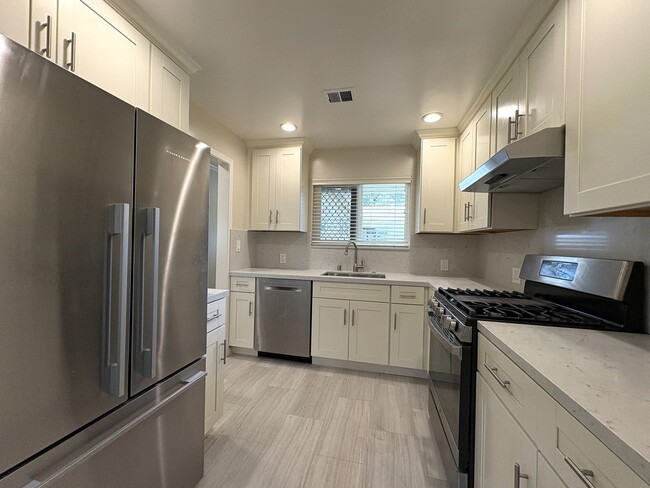 Building Photo - Updated 2 bedroom with in unit washer, dry...