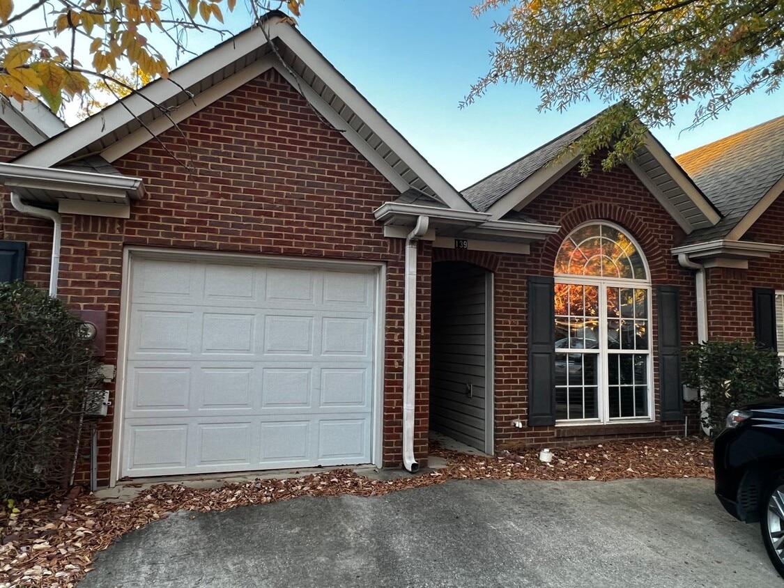 Primary Photo - Pelham Townhouse one level 2 Bedrooms / 2 ...