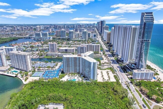 Foto del edificio - 100 Bayview Dr