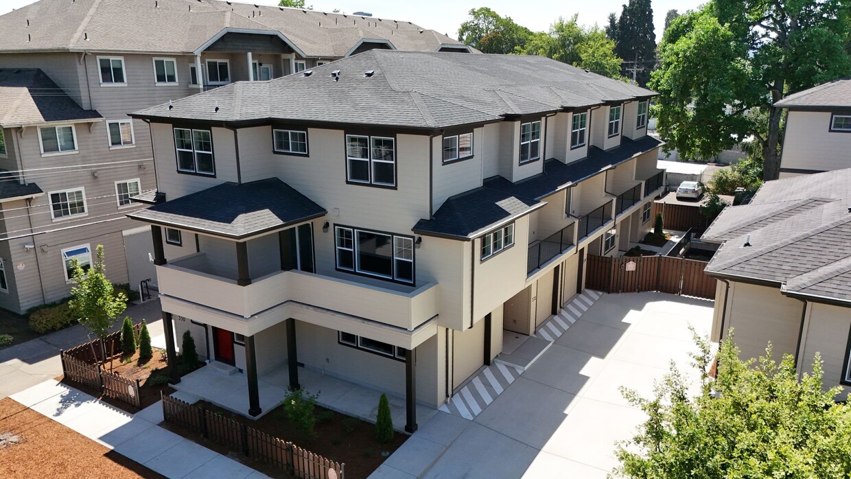 Foto principal - 4 Bedroom / 4 bath New Townhome. Every bed...