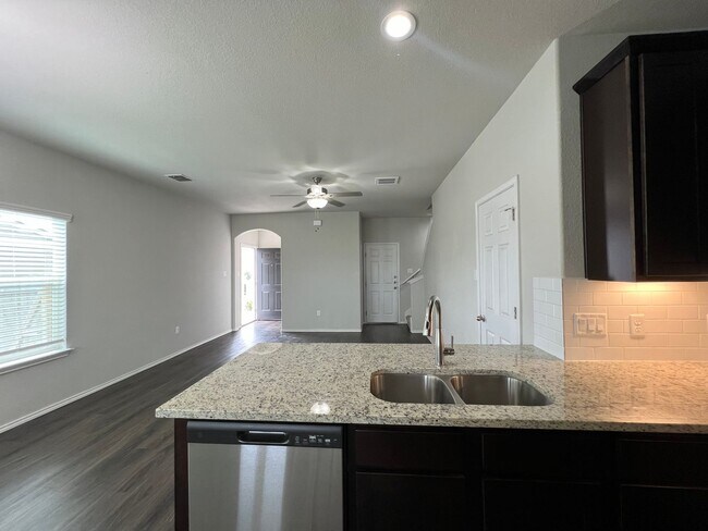 Building Photo - Luxury 3/2 Duplex in Seguin, Texas