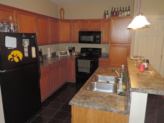 Foto del edificio - $2000 | 3 Bedroom, 2 Bathroom Condo | No P...
