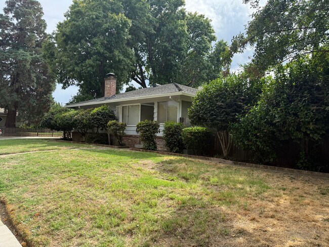 Building Photo - Spacious 3 bed 2 bath home available now!