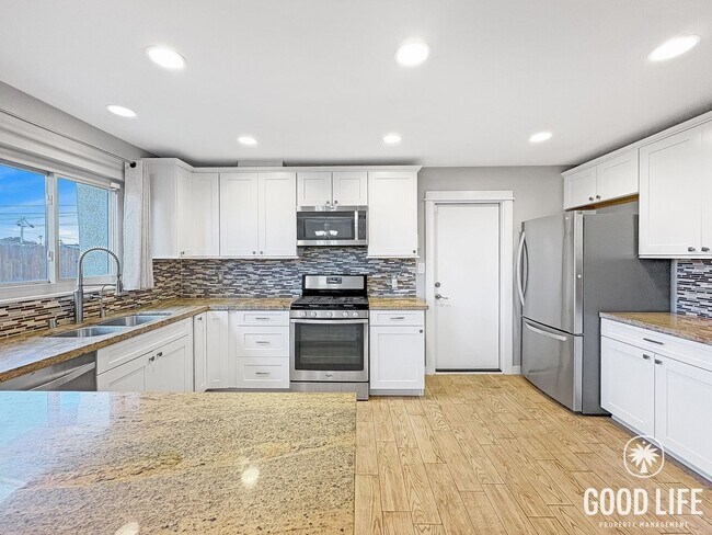 Foto del edificio - Modern 4-Bedroom Home with Spacious Yard in Prime Clairemont Location