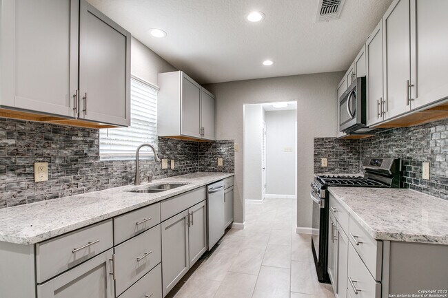 Building Photo - 4238 Havenview Dr