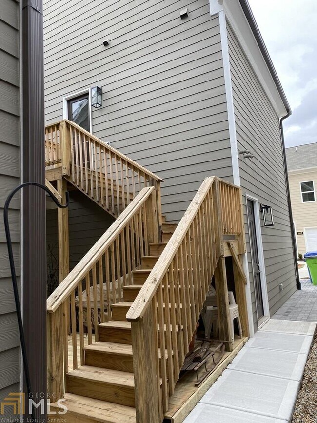 Building Photo - 1825 Sanford Dr