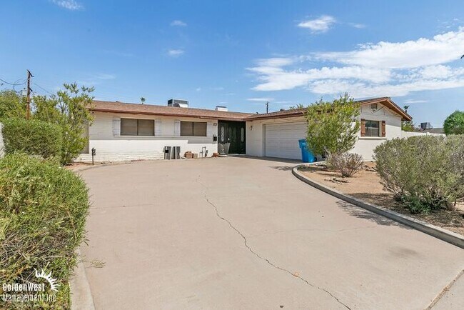 Building Photo - Modern 3Bdm 2Ba Meets Classic Charm with Pool
