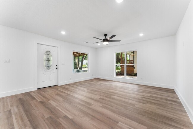 Foto del edificio - 2730 Gladstone Dr