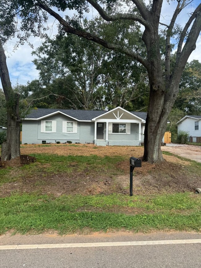 Building Photo - 4 Bedroom with fenced in yard in Fountain ...