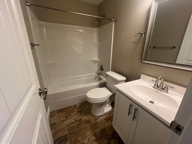 Building Photo - Beautiful Split Level Home on Ridgeview Dr...