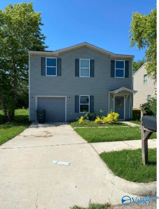 Building Photo - 204 Valleyside Dr NE