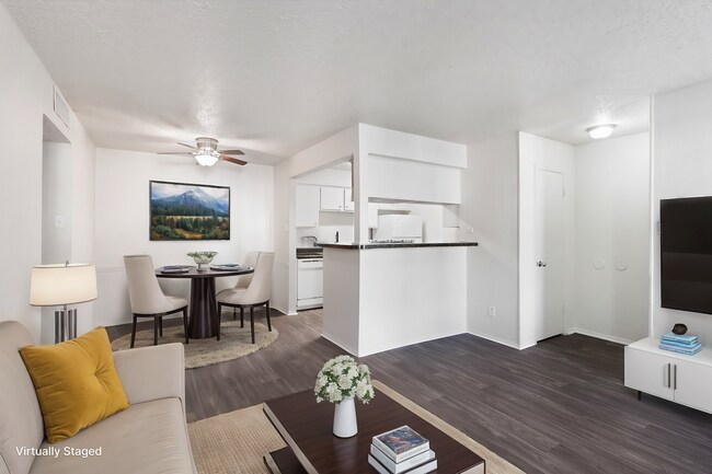 Sala de estar con una cama - Brookhollow Apartments