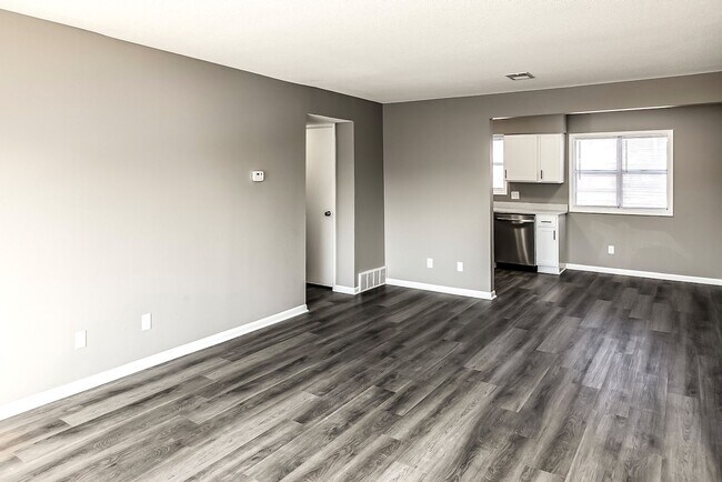 Foto del edificio - UPDATED 2 bed, 1 1/2 bath apartment in Bellevue!