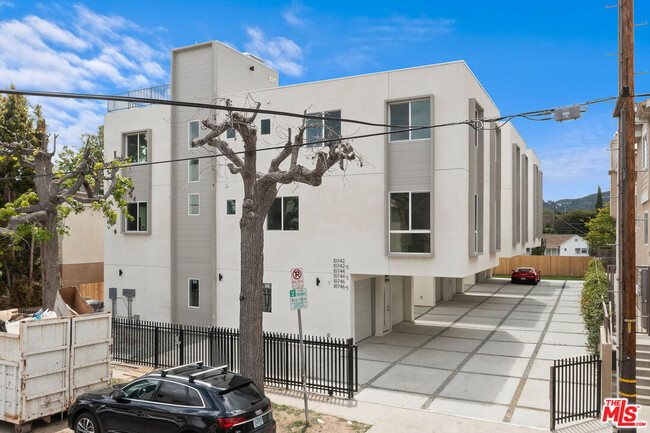 Building Photo - 10742 Hortense St