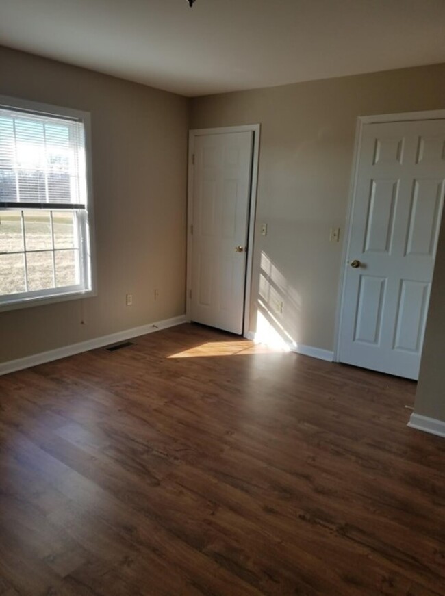 Building Photo - Indian Ridge - 2677 B