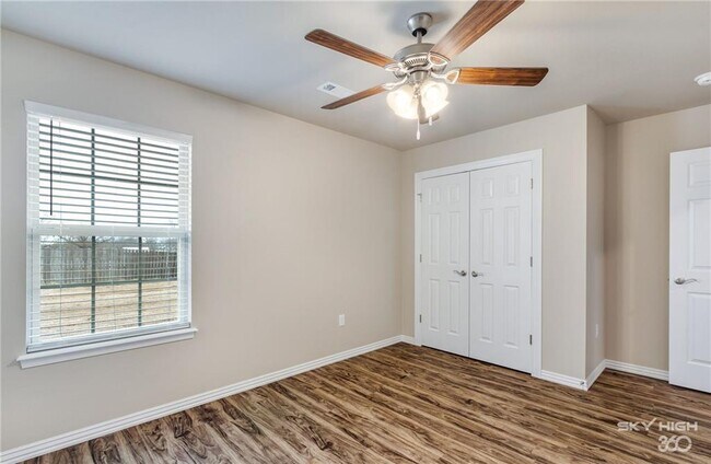 Foto del edificio - 2129 Brown Bear Ln