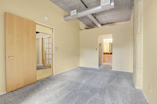 Building Photo - $2,350 - Urban 2 bed 2 bath Condo in Golde...