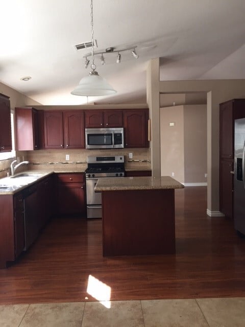 Building Photo - Gorgeous Single Story Culdesac Home For Rent