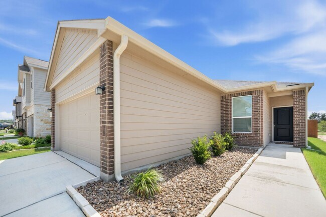Building Photo - *COMING SOON* Kitchen Lovers Dream – Tons of Cabinet Space & Included Appliances!