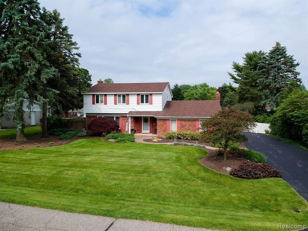 1967 Meadow Ridge Dr, Commerce Charter Township, MI 48390 House for