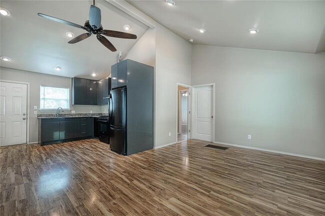 Building Photo - 2705 La Mesa Dr