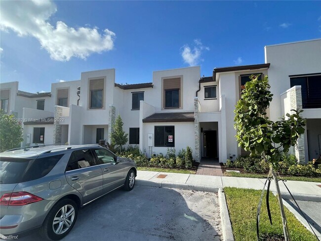 Building Photo - 3 br, 3 bath Townhome - 973 NE 211th St