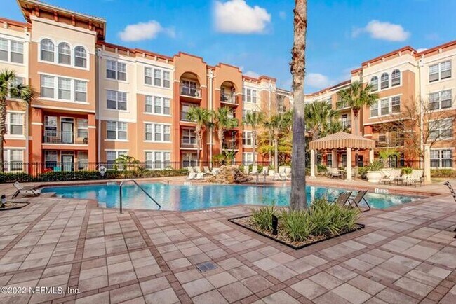 Foto del edificio - 1BR Condo w/ Lake View + Covered Parking in Town Center