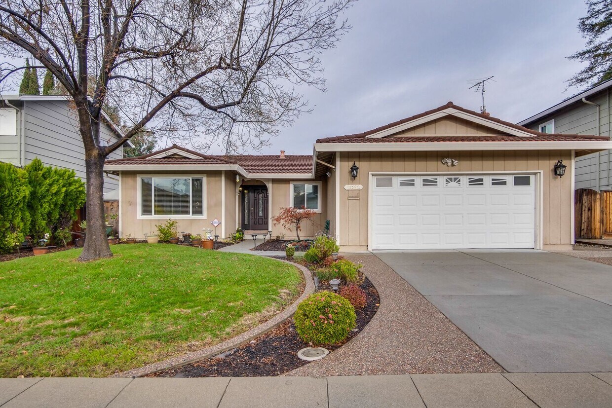 Primary Photo - Warm and Inviting 3 bedroom, 2 Bath Home