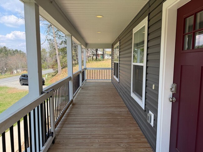 Foto del edificio - Leicester - Immaculate Three Bedroom with Huge Backyard