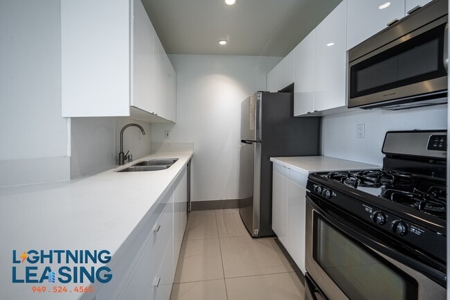 Building Photo - 8811 Burton Way