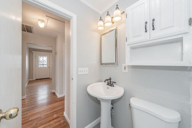 Building Photo - Updated home in Arlington Heights!
