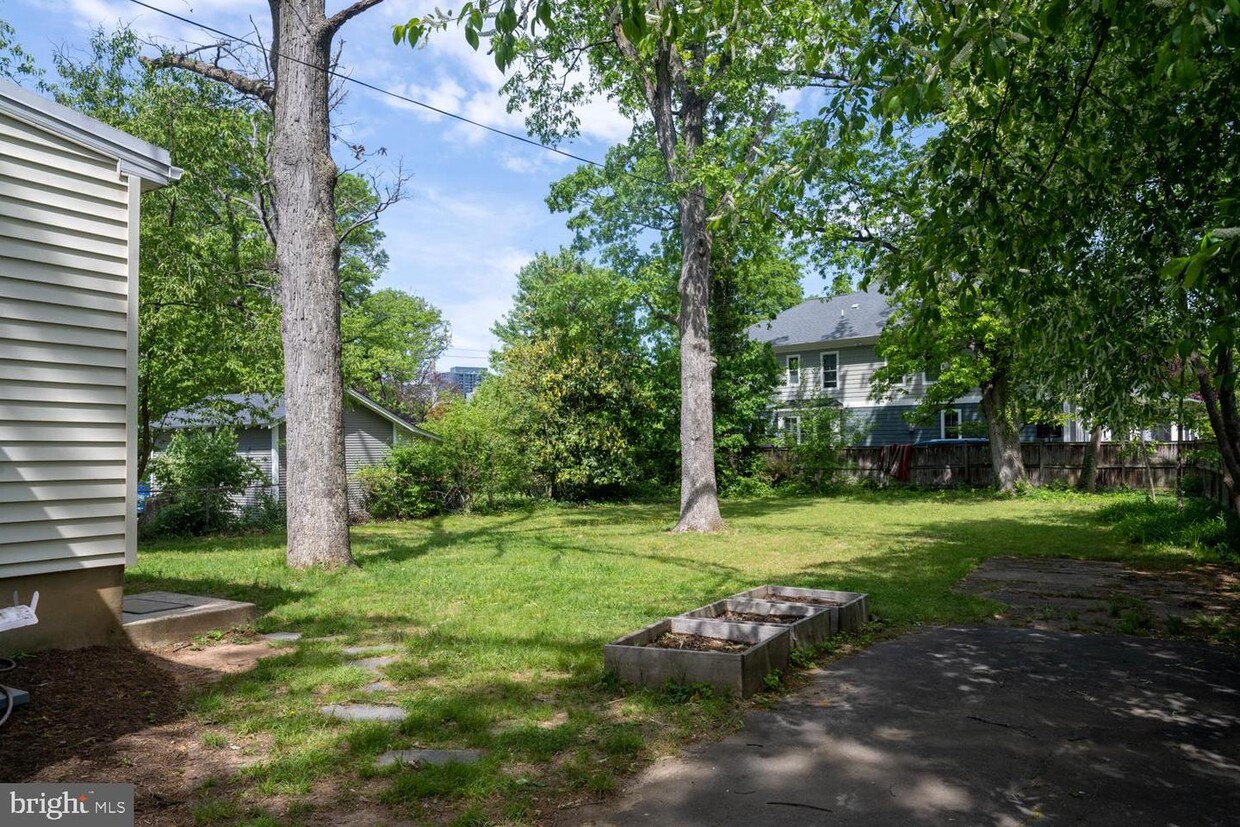 Primary Photo - 3411 N Pershing Dr