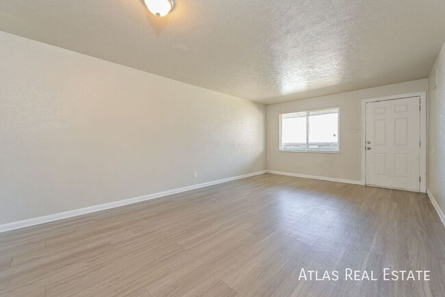 Building Photo - Nice 3 Bedroom ready for you to move in! W...