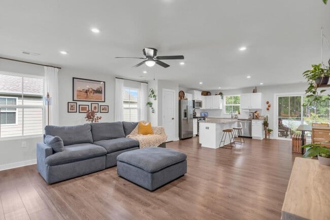 Building Photo - 922 Daylily Cir
