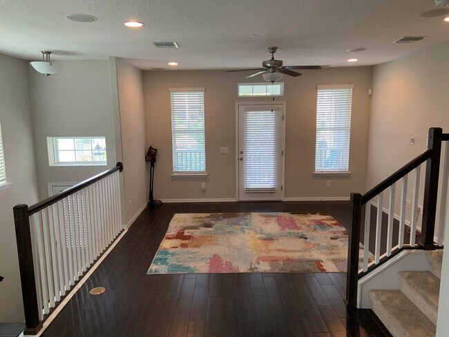 Building Photo - Beautiful  4 bed 3.5 bath Town home.
