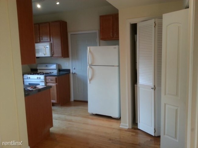 Building Photo - 3548 N Wolcott Ave