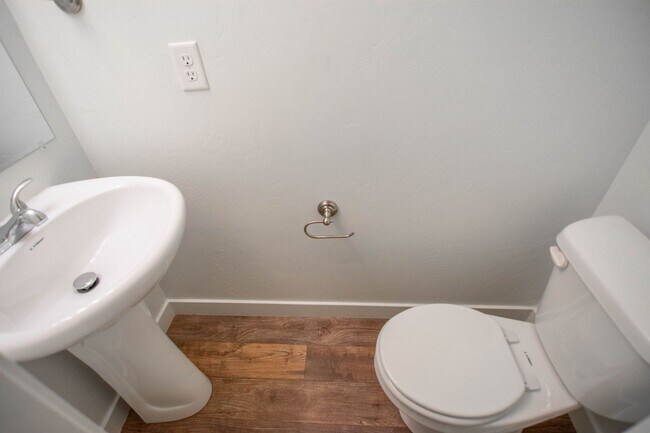 Building Photo - Beautiful Herriman Townhome