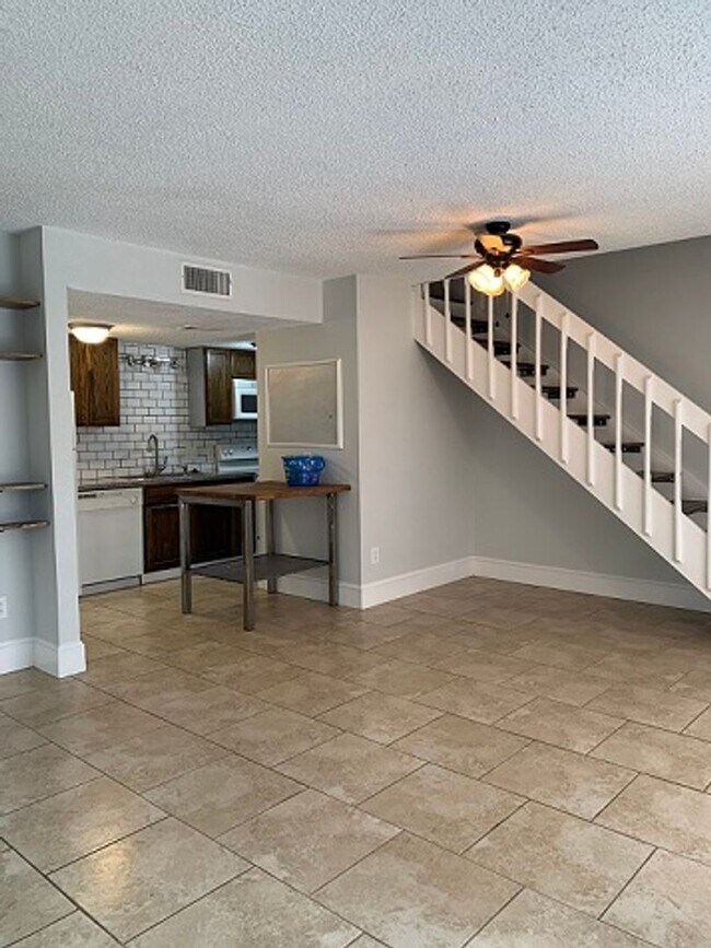 Foto del edificio - 2 bed 2 bath Condo Walking Distance to SFA!