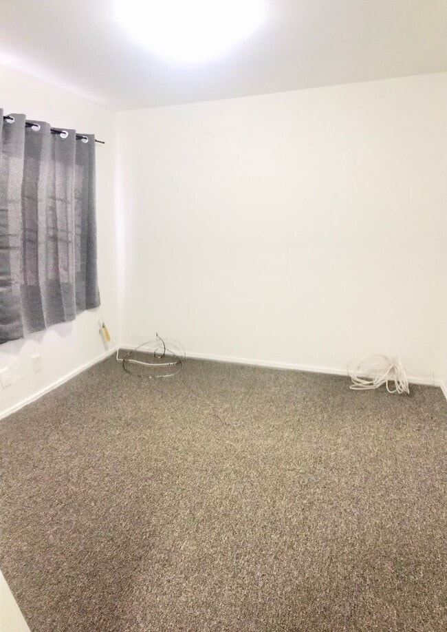 Building Photo - Downstairs 2 Bedroom Apartment Unit With S...