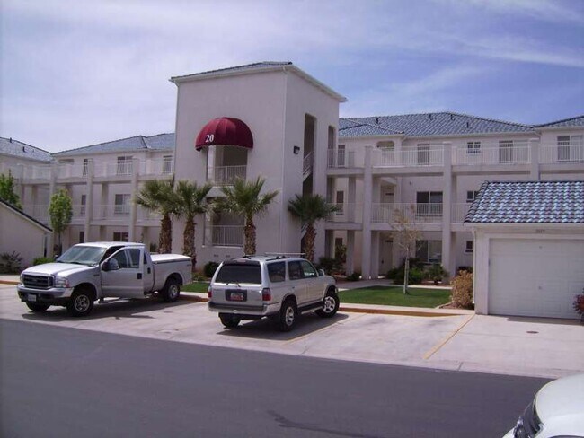 Foto del edificio - Beautiful Las Palmas Condo