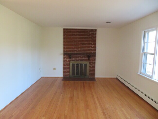 Foto del edificio - 26 Lakeside Dr