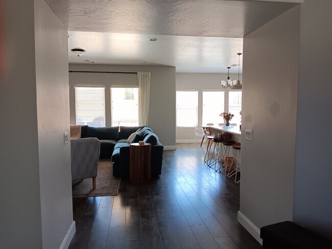 Foto del edificio - Beautiful single family home in Little Valley - PET FRIENDLY