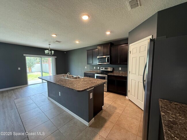Foto del edificio - 137 Sutherland Dr SW