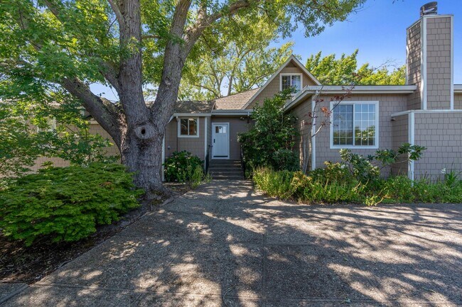 Building Photo - 5 Bed 4 Bath Gated Home Near The Heart Of ...