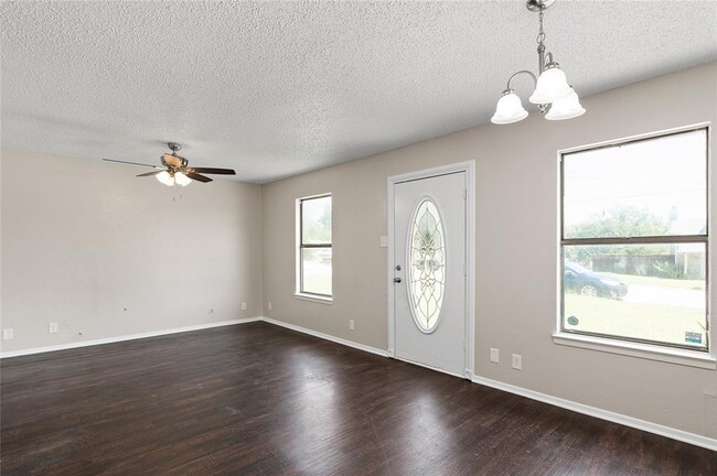 Building Photo - 701 Hettie St