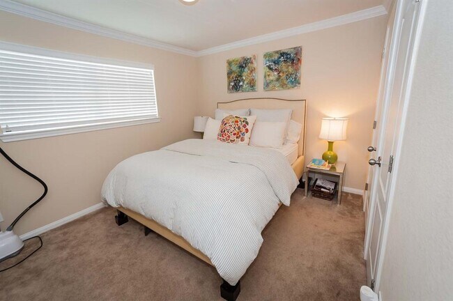 Building Photo - 214 W 17th St