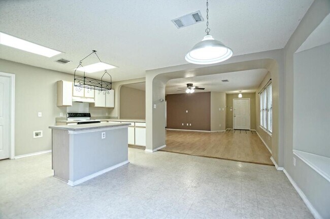 Foto del edificio - 1353 Lakeside Loop