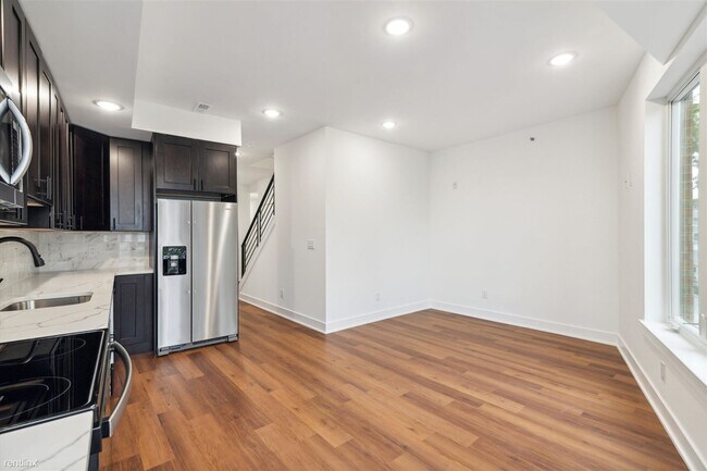 Foto del edificio - 3 br, 3 bath Triplex - 2554 FRANKFORD AVE ...