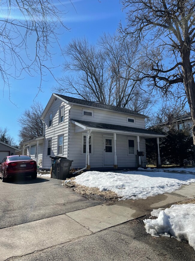 Building Photo - 811 W Peck St